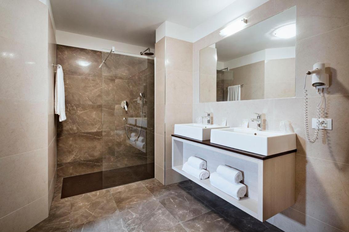 Deluxe Quadruple Room,1114183905:JPEG